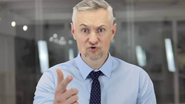 Frustrated Angry Grey Hair Businessman Yelling Fighting Abusing — Stock Video