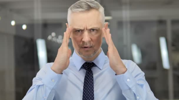 Kopfschmerzen Porträt Eines Angespannten Geschäftsmannes Mit Grauen Haaren Amt — Stockvideo