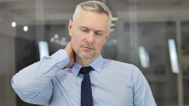 Empresario Pelo Gris Cansado Con Dolor Cuello Carga Trabajo — Vídeos de Stock