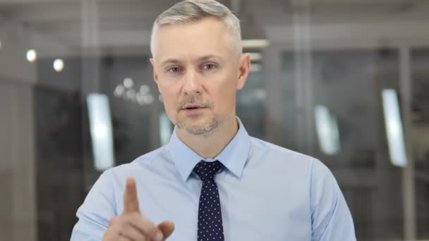 Retrato Hombre Negocios Cabello Gris Haciendo Gestos Silencio Dedo Los — Vídeo de stock