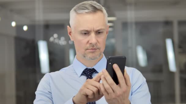 Graue Haare Geschäftsmann Mit Smartphone Tippt Nachricht — Stockvideo