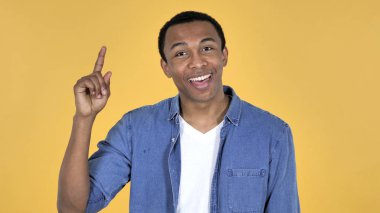 Düşünme genç Afrika adam izole sarı arka plan üzerinde yeni fikrim var.