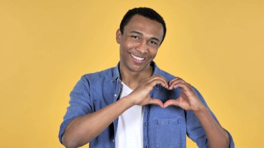 El yapımı Afrika delikanlı üzerinde sarı arka plan izole ezbere