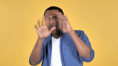 Şaşkın ve sarı zemin üzerine izole sorunlar korktuğu Afrika delikanlı