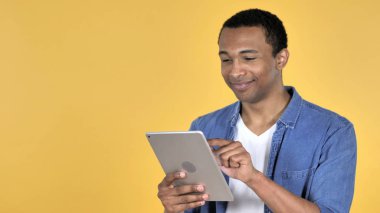 Internet tarama, Tablet kullanarak Afrika delikanlı