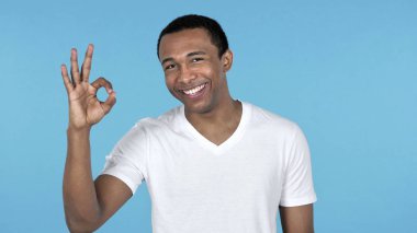 Afrika adam üzerinde mavi arka plan izole Tamam işareti