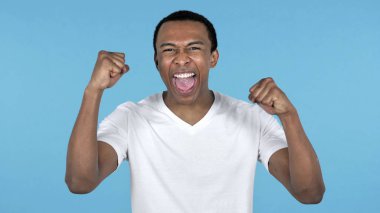 Afrika delikanlı başarı üzerinde mavi arka plan izole kutlama