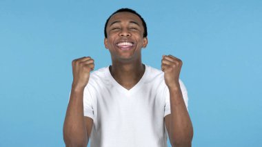 Mutlu hayran Afrika delikanlı hediye izole mavi arka plan üzerinde tarafından sürpriz