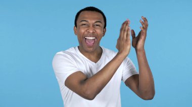 Afrika adam alkış, alkış izole mavi arka plan üzerinde