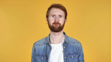 Kızıl saçlı adam üzerinde izole sarı arka plana reddetmek için kafa sallayarak