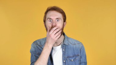 Kızıl saçlı adam şok sarı zemin üzerine merak