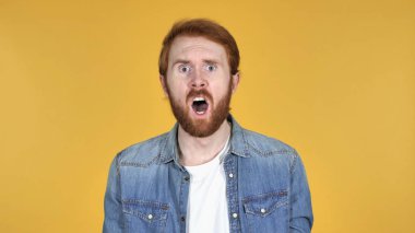 Hata ve sorunlar üzerinde sarı arka plan izole tepki mutsuz Kızıl saçlı adam