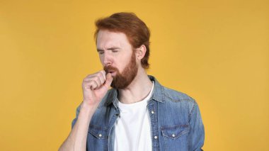 Hasta Kızıl saçlı adam üzerinde izole sarı arka plana öksürük