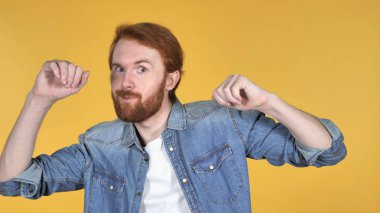 Üzerinde izole sarı arka dans mutlu kızıl saçlı adam