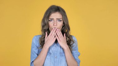 Genç kız şok izole sarı zemin üzerine şaşırttı merak