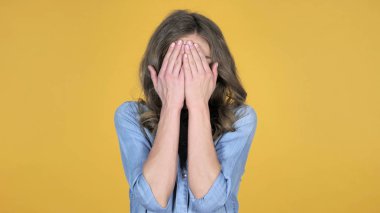 Gizlemek ve aramak, Genç kız yüzünü elleri ile gizleme