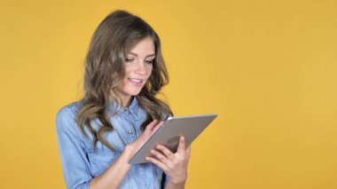 Internet tarama, Tablet kullanarak genç kız