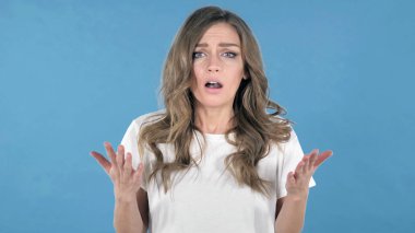 Genç kız el hareketi hata ve sorunlar üzerinde mavi arka plan izole