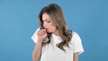 Öksürük izole üzerinde mavi arka plan hasta genç kız