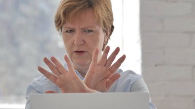 Hayır, yaşlı kadın teklif, reddetme sevmeme