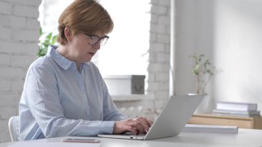 Ofiste çalışan hasta yaşlı kadın