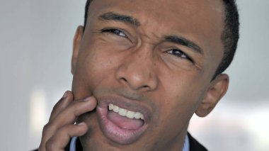 Diş ağrısı, kapatmak yukarıya-in diş enfeksiyonu olan adam