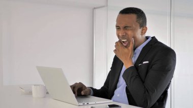 Diş ağrısı, diş enfeksiyonu olan Afrika Businessmanface