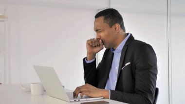 Öksürük, öksürük iş yerinde Afrika iş adamı