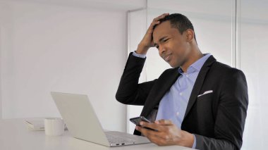 Kaybı kullanma Smartphone ise hayal kırıklığına uğramış Afrika işadamı tepki