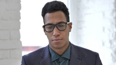 Kameraya bakarak üzgün Afrika adam portresi