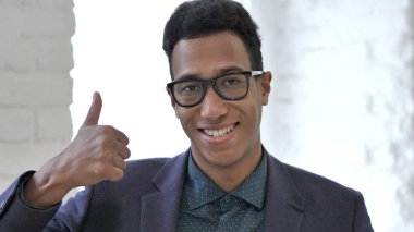 Başparmak yukarıya kameraya bakarak, iş yerinde Afrika adam tarafından