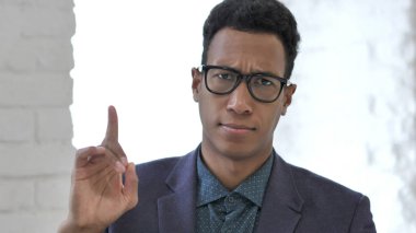 Hayır, Afrikalı adamın parmak sallayarak tarafından teklif reddetme