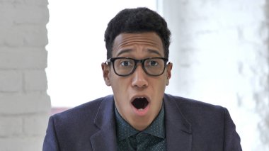 Afrika adam bir sürpriz sonuçlar kullanarak Tablet ise yukarı kapatın