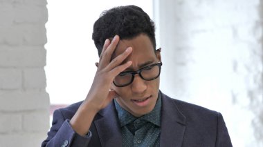 Baş ağrısı çalışma üstünde Laptop ile Afrikalı adamın vurguladı yakın çekim