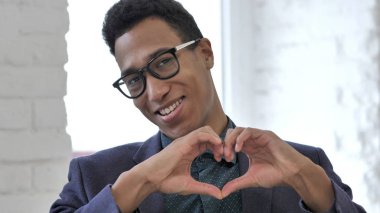 Aşık genç Afrika adam tarafından kalp jest