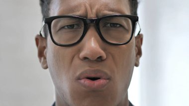 Afrikalı adamın, kaybı tarafından şaşkın şok yüzünü, yakın çekim