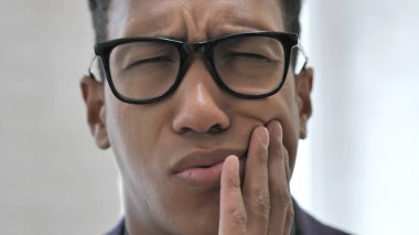 Diş ağrısı, kapatmak yukarıya-in Afrika adam yüz diş ağrısı ile