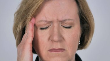 Eski baş ağrısı, stres el hareketi kadın yüzünü kapatmak