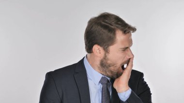 Beyaz arka plan üzerinde esneme yorgun iş adamı