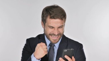 İşadamı Excited Smartphone kullanarak süre başarı için