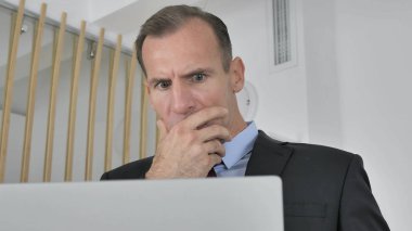 Dizüstü bilgisayar, hayretler içinde çalışma işadamı şok orta yaşlı