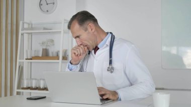 Hasta doktor iş başında öksürük