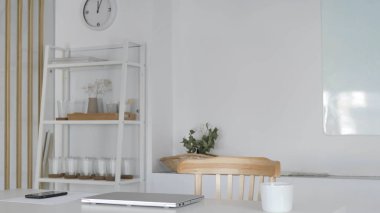 Masada kapalı dizüstü bilgisayar ile boş ofis