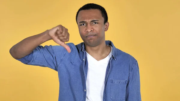 Молодий Африканський Чоловік Жестикулює Великі Пальці Вниз Ізольовані Жовтому Тлі — стокове фото