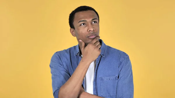 Denkender Junger Afrikanischer Mann Isoliert Auf Gelbem Hintergrund Brainstorming — Stockfoto