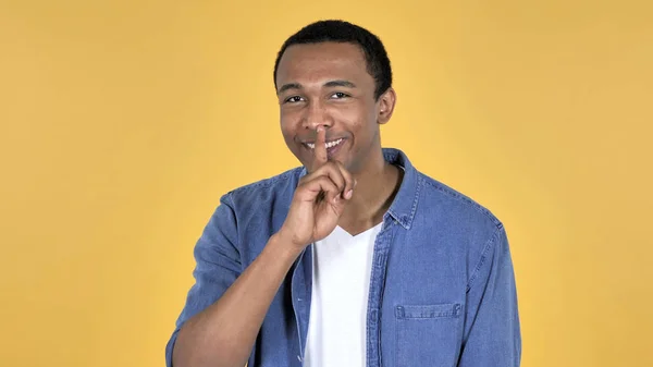 Junger Afrikanischer Mann Gestikuliert Still Finger Auf Lippen Gelber Hintergrund — Stockfoto