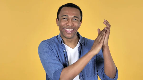 Applauding African Man Clapping Isolated Yellow Background — Stock Photo, Image