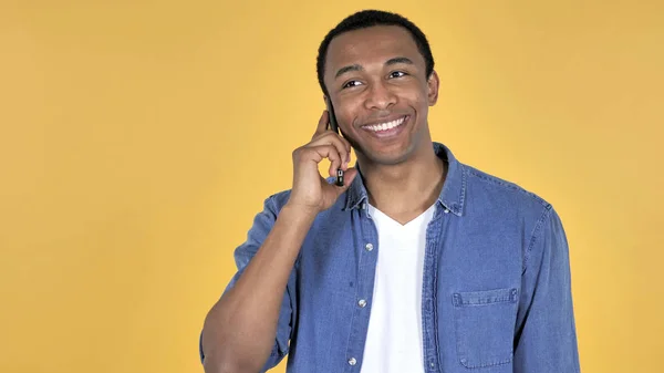 Junger Afrikanischer Mann Spricht Auf Smartphone Isoliert Auf Gelbem Hintergrund — Stockfoto