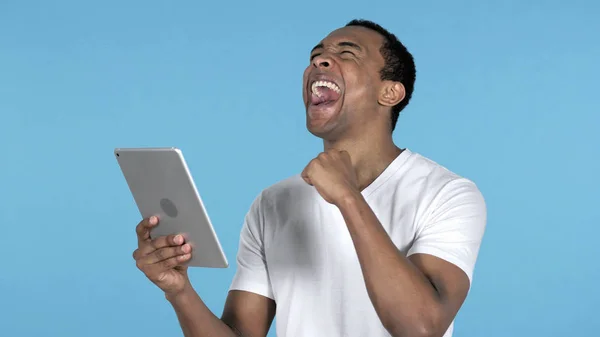 Jeune Homme Africain Excité Pour Succès Tout Utilisant Une Tablette — Photo