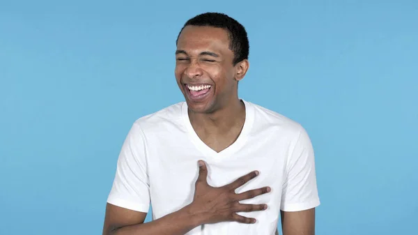 Lustig Lachender Junger Afrikanischer Mann Isoliert Auf Blauem Hintergrund — Stockfoto